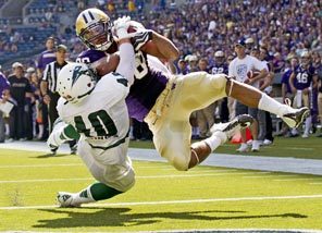 Washington tight end Austin Seferian-Jenkins fights off Ian Sluss for a 16-yard touchdown reception in the second quarter that gave the Huskies a 35-0 lead. 