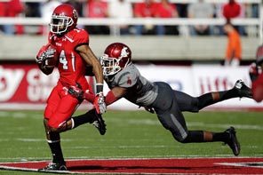 Utah receiver Reggie Dunn outruns WSU safety Anthony Carpenter in the second quarter. Dunn had a 100-yard kickoff return to open the second half. 