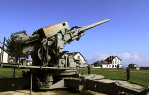 This 120-mm mobile anti-aircraft gun was designed to protect against high-altitude bombing. The large building in the background was the fort’s 12-bed hospital.