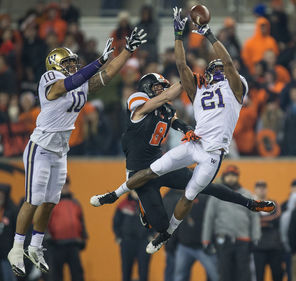Marcus Peters (21) comes up with one of his two interceptions, getting some backup help from John Timu as Oregon State’s Richard Mullaney never had a chance.